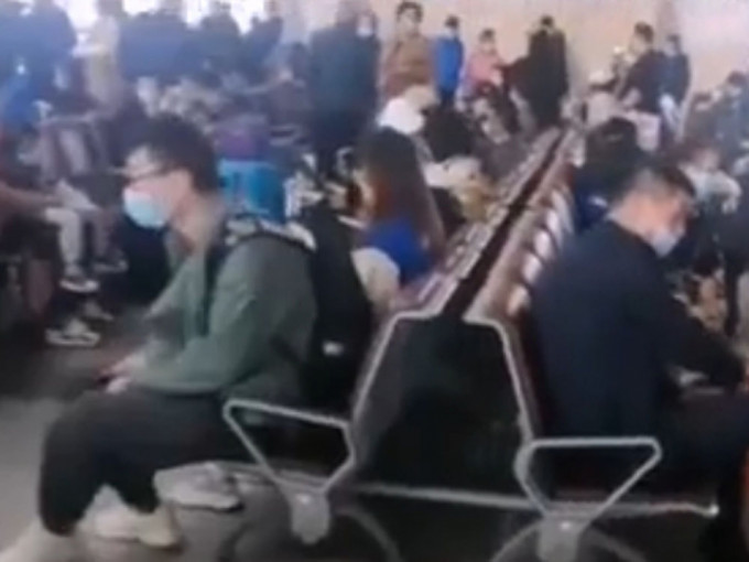 新疆航班大部分取消，火車站暫停運作，大批遊客被困。