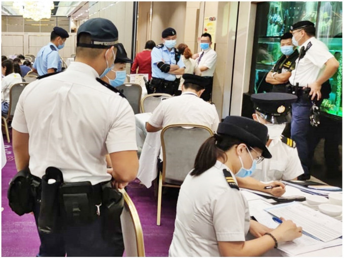 警方联同食环卫署巡查西菁街及康景街多间食肆，提醒遵守防疫规例。