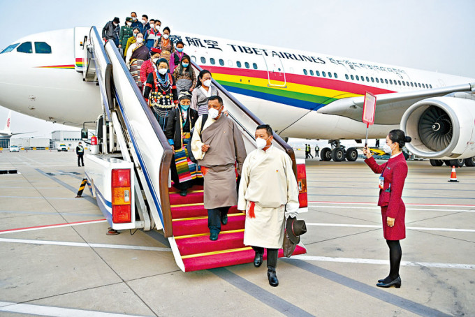 来自西藏的二十大代表，抵达北京首都机场。