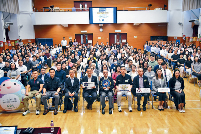 警察谈判组及心理服务课联同港大香港赛马会防止自杀研究中心举办校园危机处理分享会。