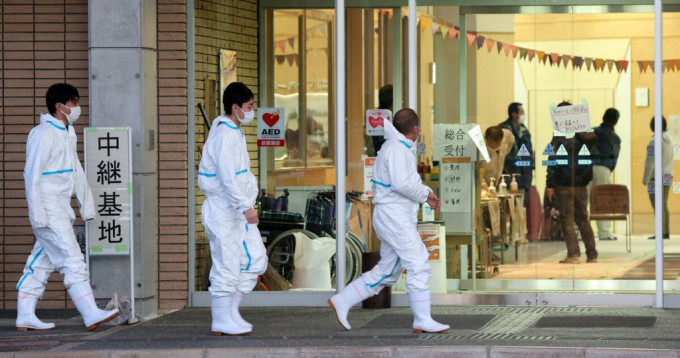 广岛县禽流感疫情没完没了，负责扑杀家禽及消毒的政府职员现疲态。 网上图片