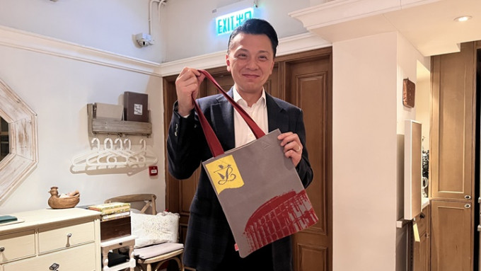 陈祖恒制作印有立法会标志及大楼外貌的「福袋」，将送给业界及议员同事。