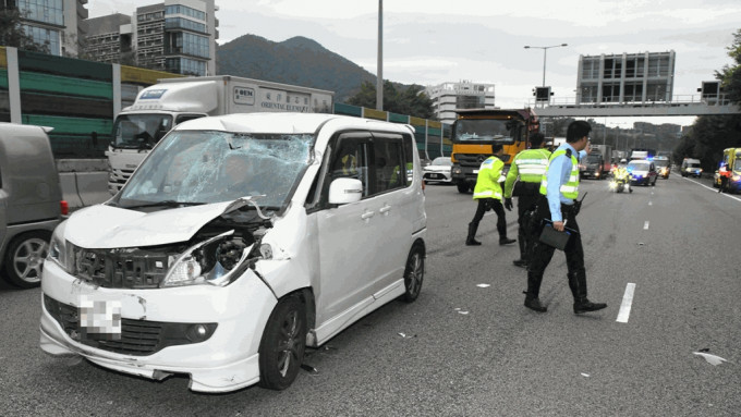 吐露港公路私家车猛撼泥头车 司机一度被困