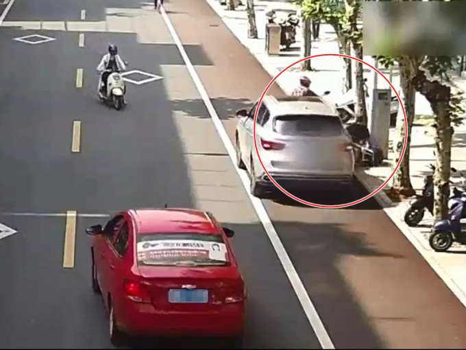 浙江一名私家车司机下车后没有拉手制，结果让车子溜行了80米，撞倒两名市民。　影片截图