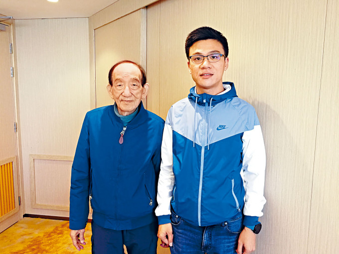「铺王」邓成波(左)表示，疫市「百年不遇」，惟他们勇于应对。旁为邓耀升。