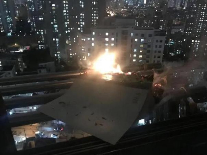 上海家长点燃作业簿往下扔险引发火灾。
