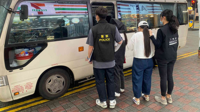 行動中共拘捕5名中國藉女子。警方圖片