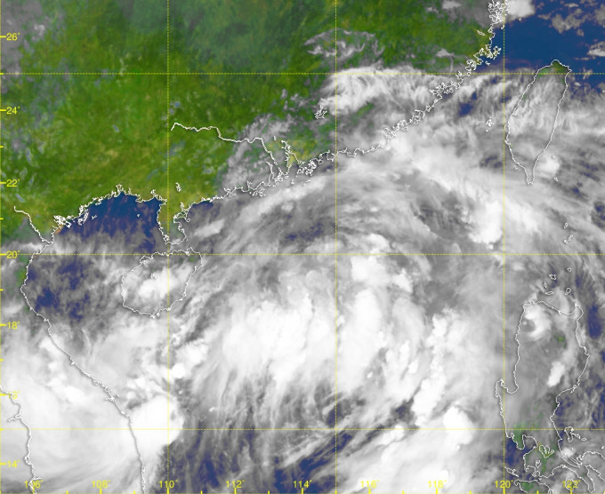 受东北季候风及位于南海中部的热带低气压之共同影响，广东沿岸吹强风至烈风程度偏东风。天文台