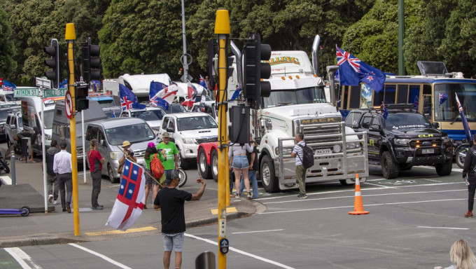 纽西兰民众仿加拿大示威方式，开货车上国会抗议疫苗政策。