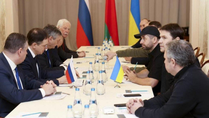 烏克蘭代表第三輛談判正繼續溝通。AP資料圖