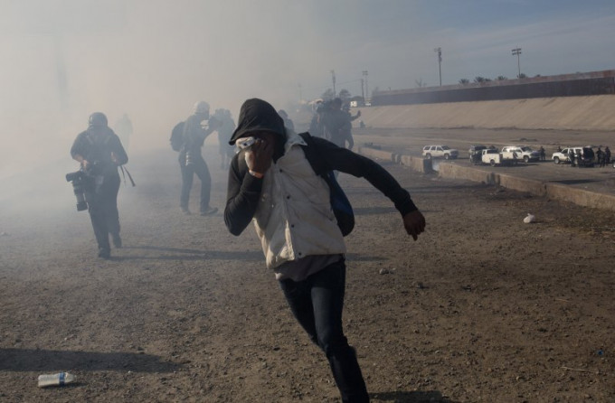 美国边防人员出动催泪弹，驱散在墨西哥接壤美国边境聚集的中美洲移民。(网图)