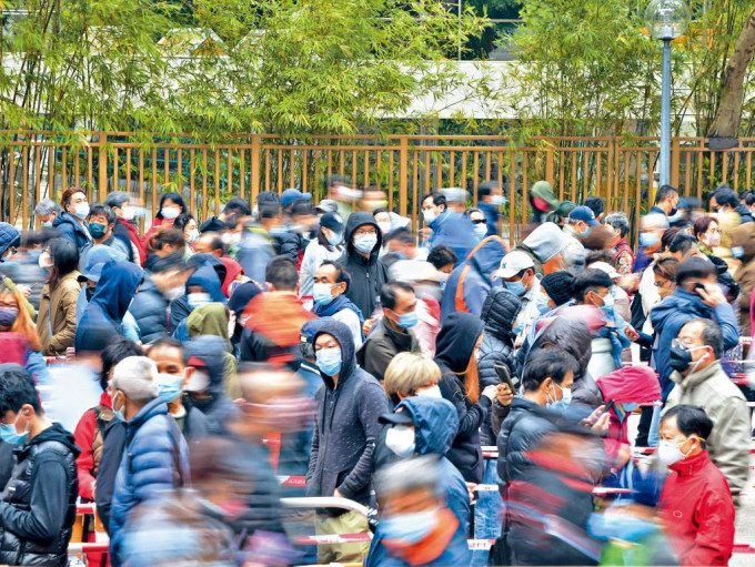大围新翠邨足球场流动采样站，挤满市民排队轮候检测。