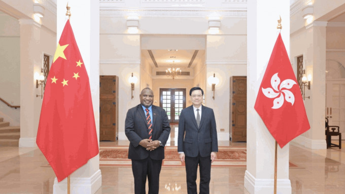行政长官李家超（右）今日（15日）在礼宾府与访问香港的巴布亚新几内亚总理詹姆斯·马拉佩（左）会面。