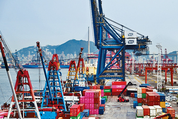 3月本港整體出口和進口貨值，按年分別升4.7%和5.3%。