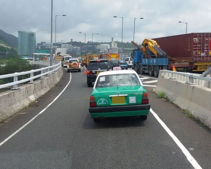 部份行車線暫封交通擠塞。圖:網民Hung Chan‎