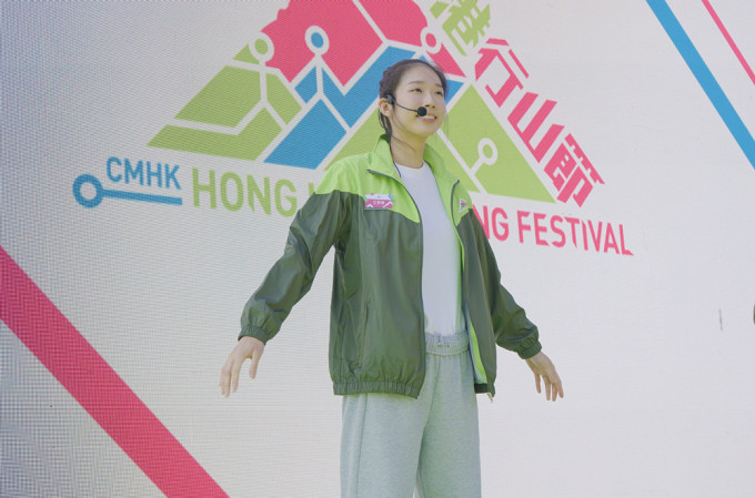  世界剑击（重剑）冠军江旻憓小姐身体力行鼎力支持「中移动香港行山节」。