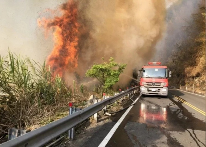 台灣阿里山森林大火燃燒逾20小時仍未受控。網圖