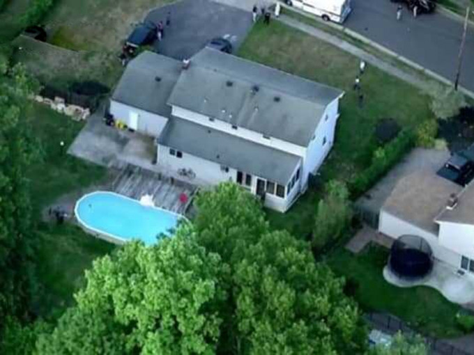 美国新泽西州发生离奇惨案，一家三代溺毙家中泳池，而泳池的水深仅有1米。(网图)