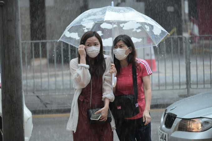 天文台预料本港地区今日大致多云，有几阵骤雨。