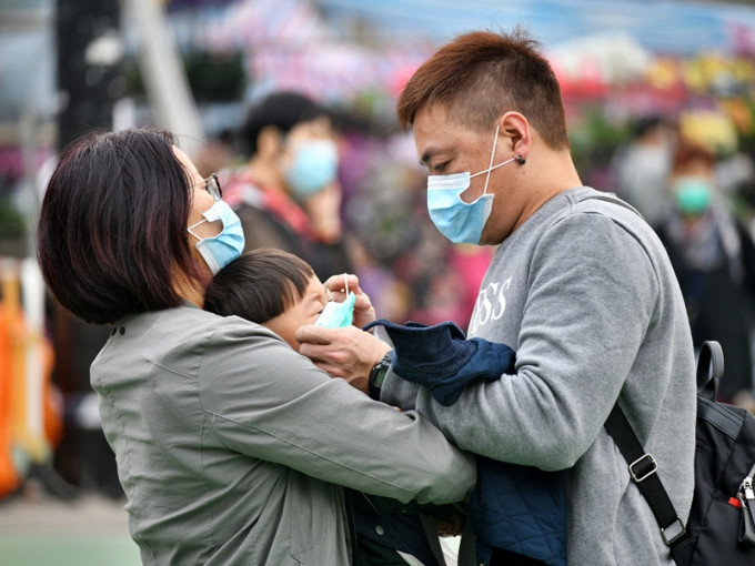 儿童长期戴著医用口罩，会令他们吸入的氧气量减少，有机会对呼吸系统产生影响。资料图片