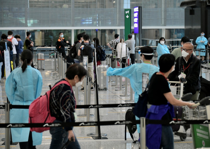 本港居民及非香港居民從海外入境時，須提交包括疫苗接種記錄在內的證明文件。