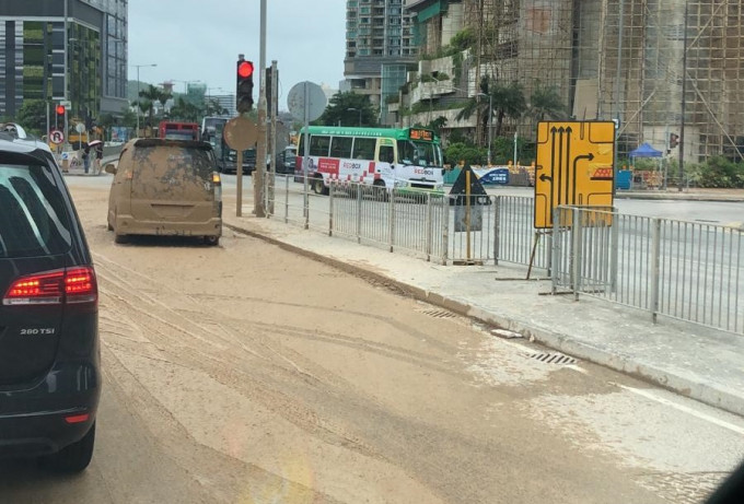 泥浆倾泻满地，殃及旁边的私家车。网民图片