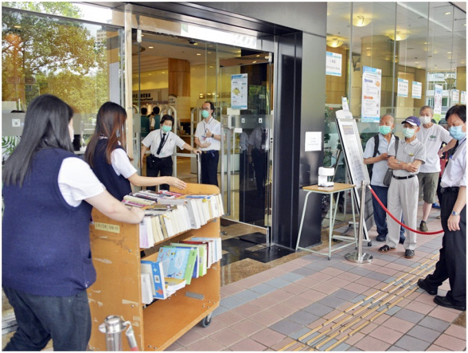 本港所有公共圖書館、自助圖書站及還書箱已於9月29日重開並恢復正常開放時間。資料圖片