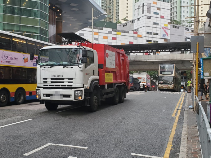 蓝田过路老妇遭垃圾车撞。