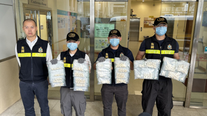 香港海關於前日（12月3日）在機場偵破一宗涉及兩名旅客的體內藏毒案件。蔡楚輝攝
