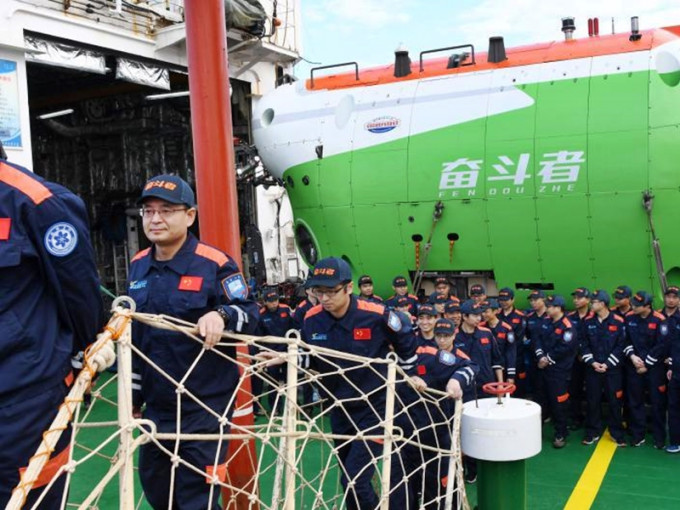 中國載人潛水器「奮鬥者」號完成萬米海試並成功返航。新華社圖片