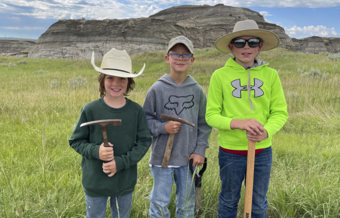 發現極罕見暴龍化石的3名男童。美聯社