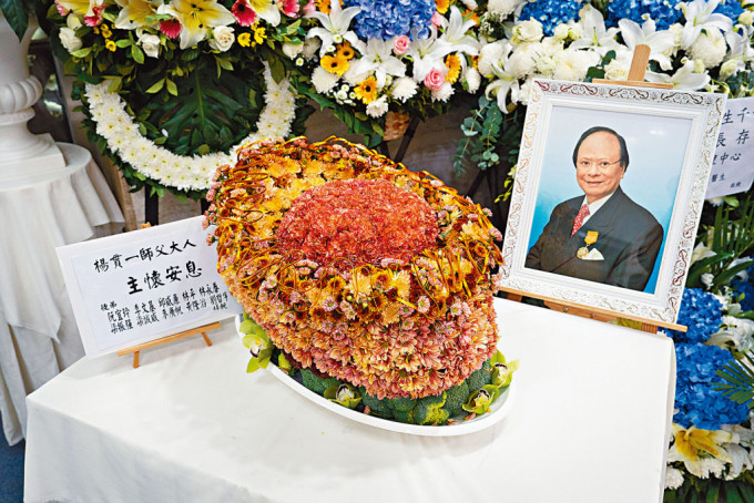 杨贯一的徒弟送上特色鲍鱼造型花牌悼念师傅。