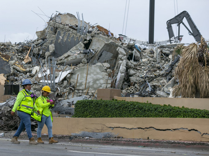 工作人員已經在現場清理112公頓瓦礫，搜救人員表示未找到可供被困住客容身的空間。AP圖片