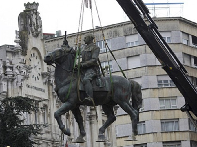 前獨裁者佛朗哥的最後一座雕像於周二被移走。AP圖片