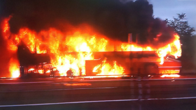 日本北海道有機場巴士行駛中突然自燃，全車13人及時逃生無人傷。網圖