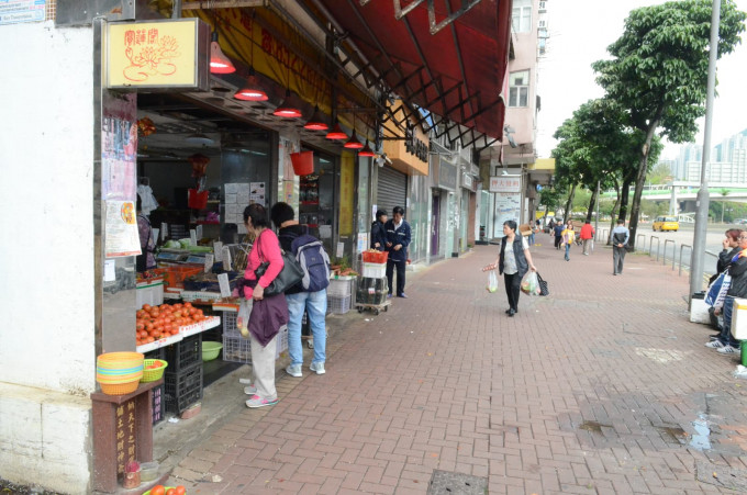 香港仔蔬果店女东主挥刀被警员制服。