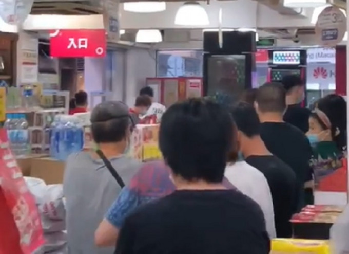 大批澳門市民湧去超市購買食品日用品。網上圖片