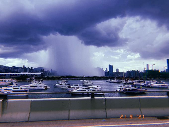 維港上空出現雨瀑。網民Waihung Tsui圖片