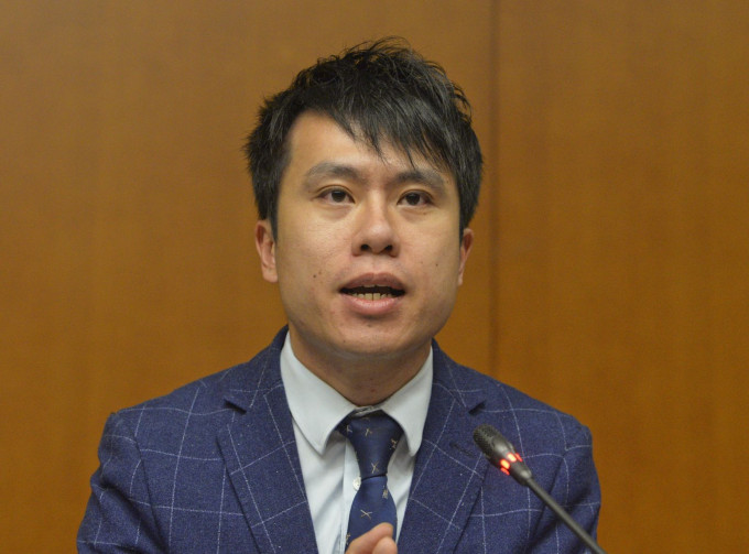 邝俊宇批评，新政策变相剥夺长者原有福利。资料图片