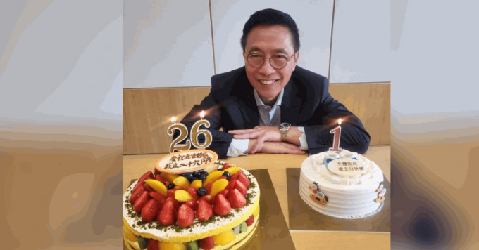杨润雄切蛋糕庆祝香港回归祖国26周以及文体旅局成立一周年。文体旅局FB图片
