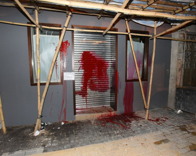 深水埗一間裝修中的食店遭淋紅油刑毀。