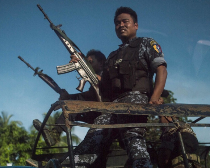 缅甸军车遭罗兴亚穆斯林武装分子伏击。网图