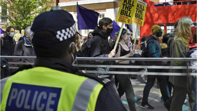 伦敦警察被指针对黑人少年脱衣搜身。AP资料图片