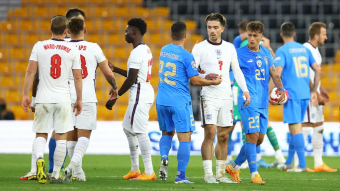 英格兰(白衫)与意大利(蓝衫)赛和0：0。Reuters