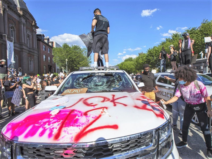 美國各地民眾抗議警察濫用武力的示威衝突已持續多天。AP