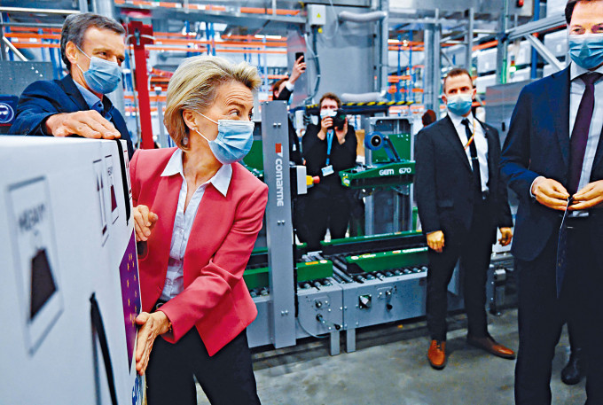 ■欧盟委员会主席冯德莱恩四月参观辉瑞位于比利时的厂房时，为货箱贴上欧盟标签。