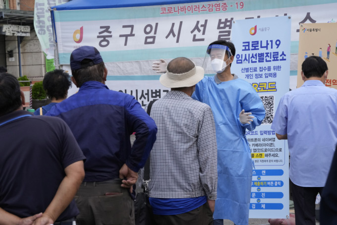 南韓增2383宗確診，高風險群體將打加強劑。AP圖片