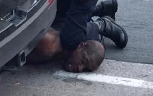 一名白人警員早前拘捕黑人男子弗洛伊德時涉嫌用膝蓋將他壓死。 網圖
