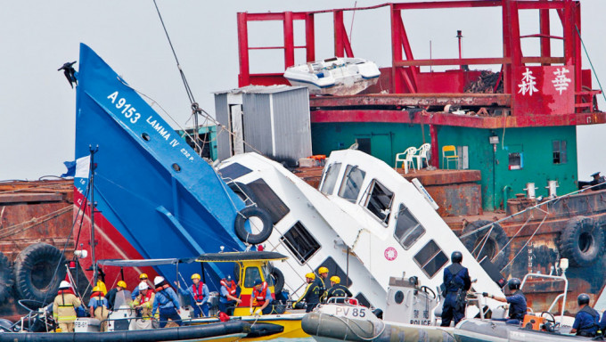  2012年10月1日南丫岛北角嘴对开海面发生撞船意外酿39死。资料图片