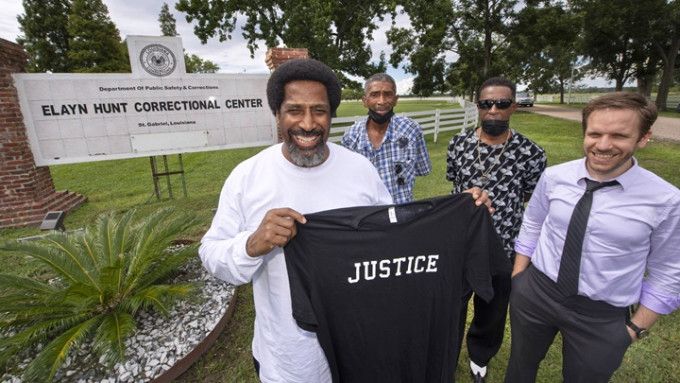 沃尔特(左)蒙受36年冤狱后，近日终于得到平反。AP图片